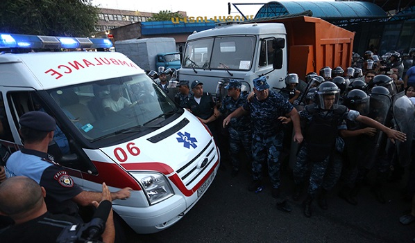 В Ереване вооруженная группа захватила в заложники врачей - ОБНОВЛЕНО